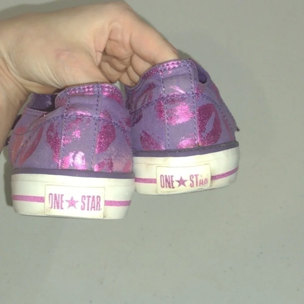 Converse One Star Girls Junior 6 Shimmer Pink Lips on Purple Low Chucks Sneakers